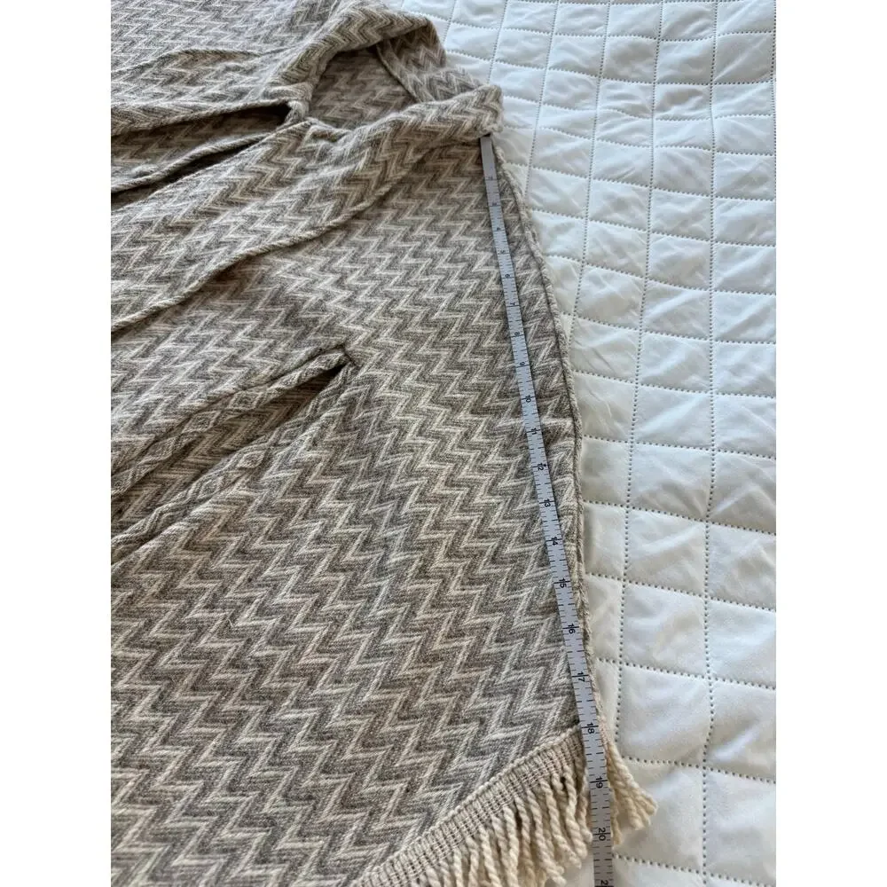 Lagenlook Fringed Poncho Cape Capelet Chevron Knit Boho Cottagecore Oatmeal Gray